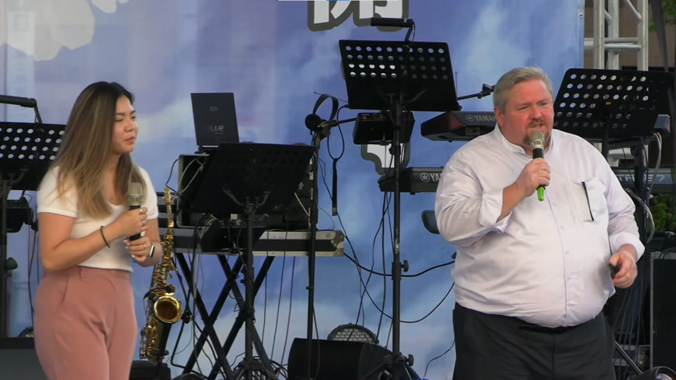 羅禮德宣教士(Richard Roberts)分享「誰是神的兒子」。(翻攝YouTube@CWCA 台灣亞洲基督教會直播)